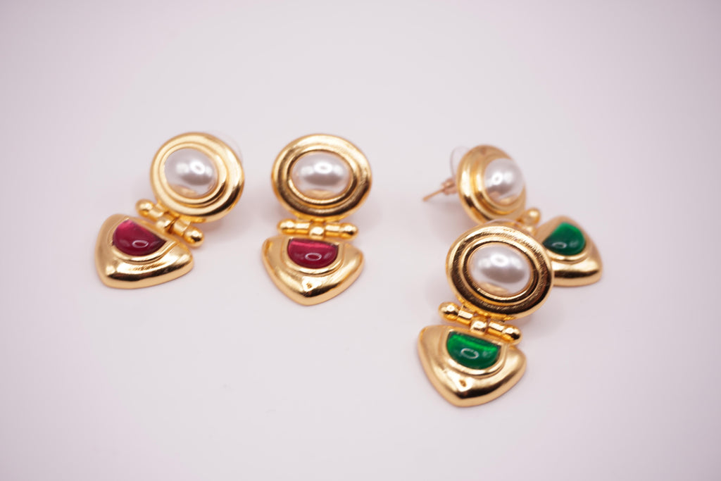 Hinged pearl & enamel studs
