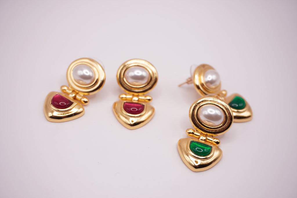 Hinged pearl & enamel studs