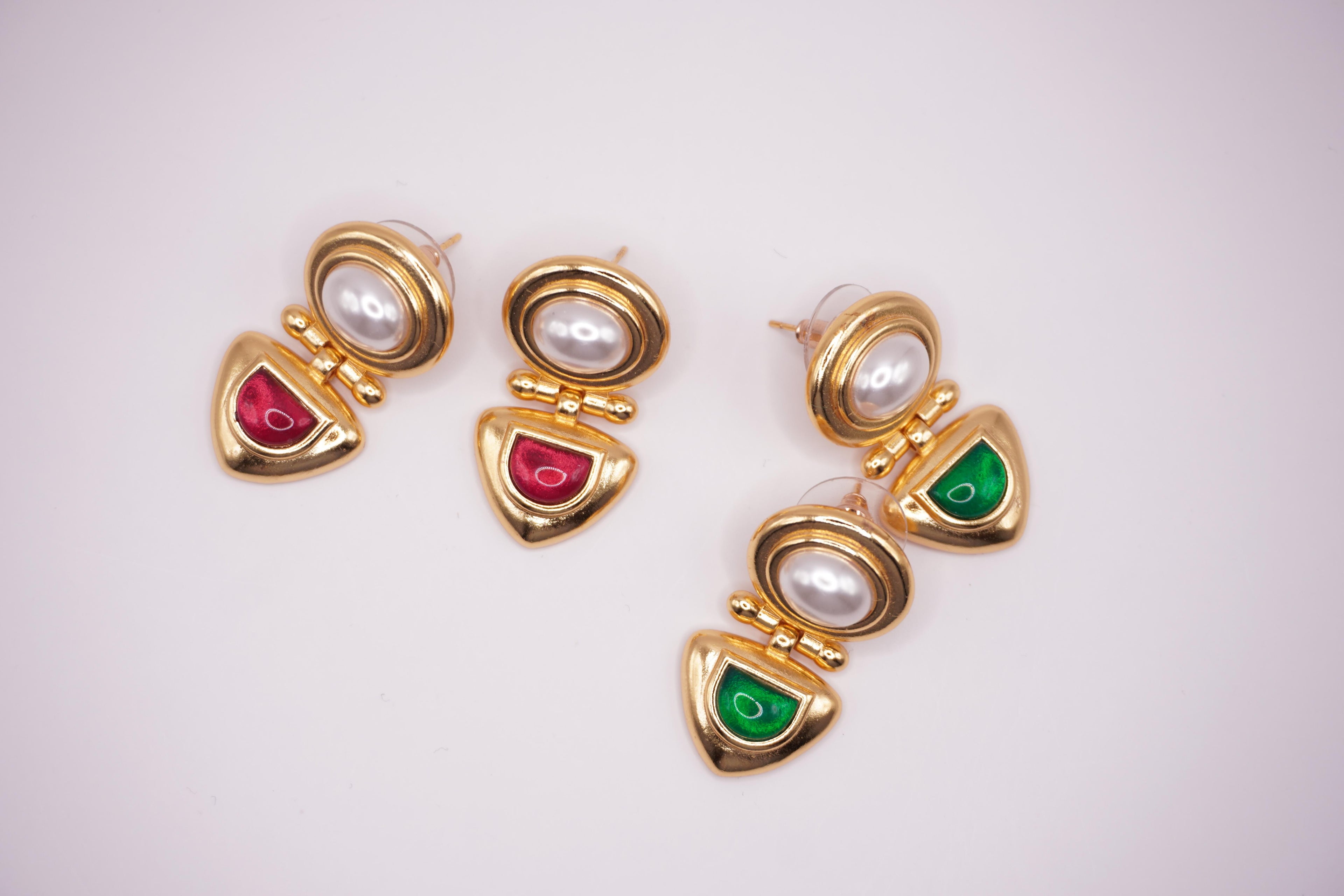 Hinged pearl & enamel studs