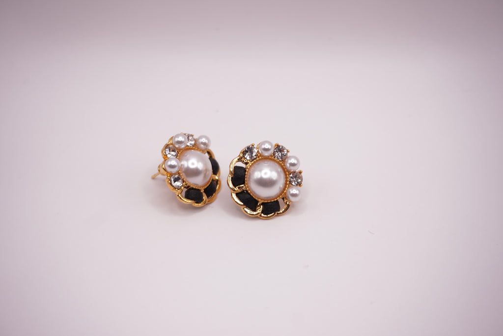 Black & pearl cluster studs