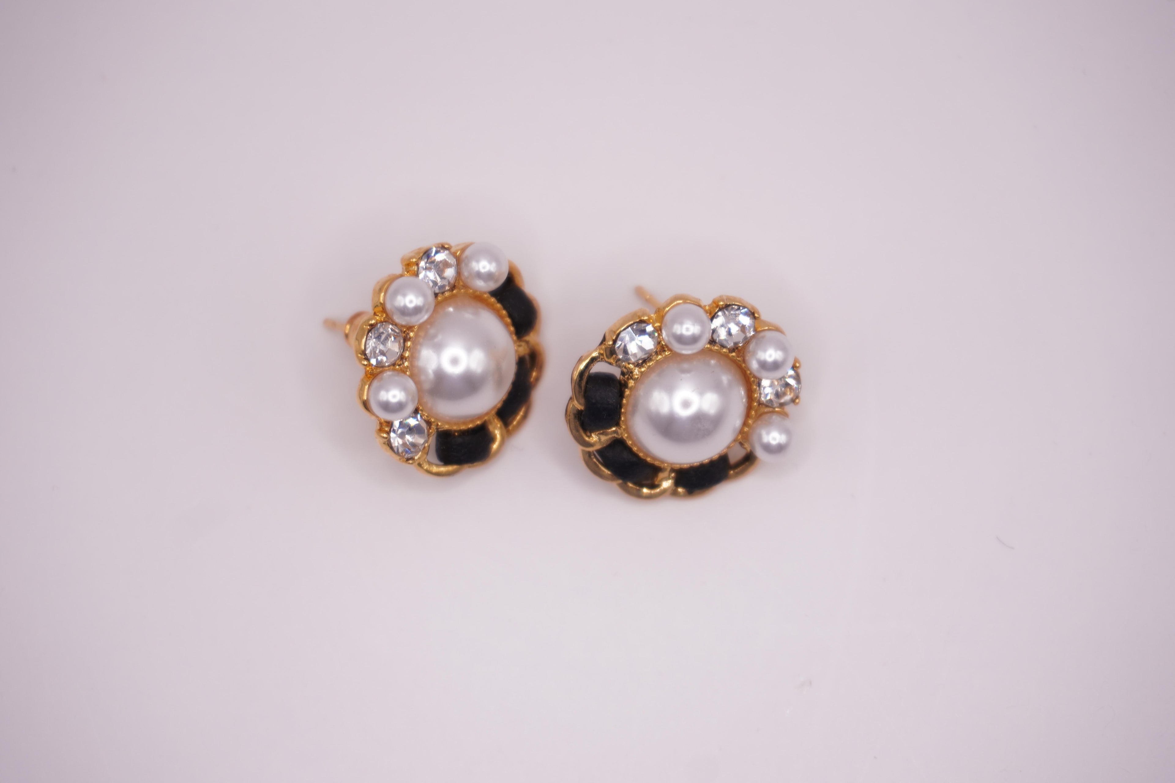 Black & pearl cluster studs
