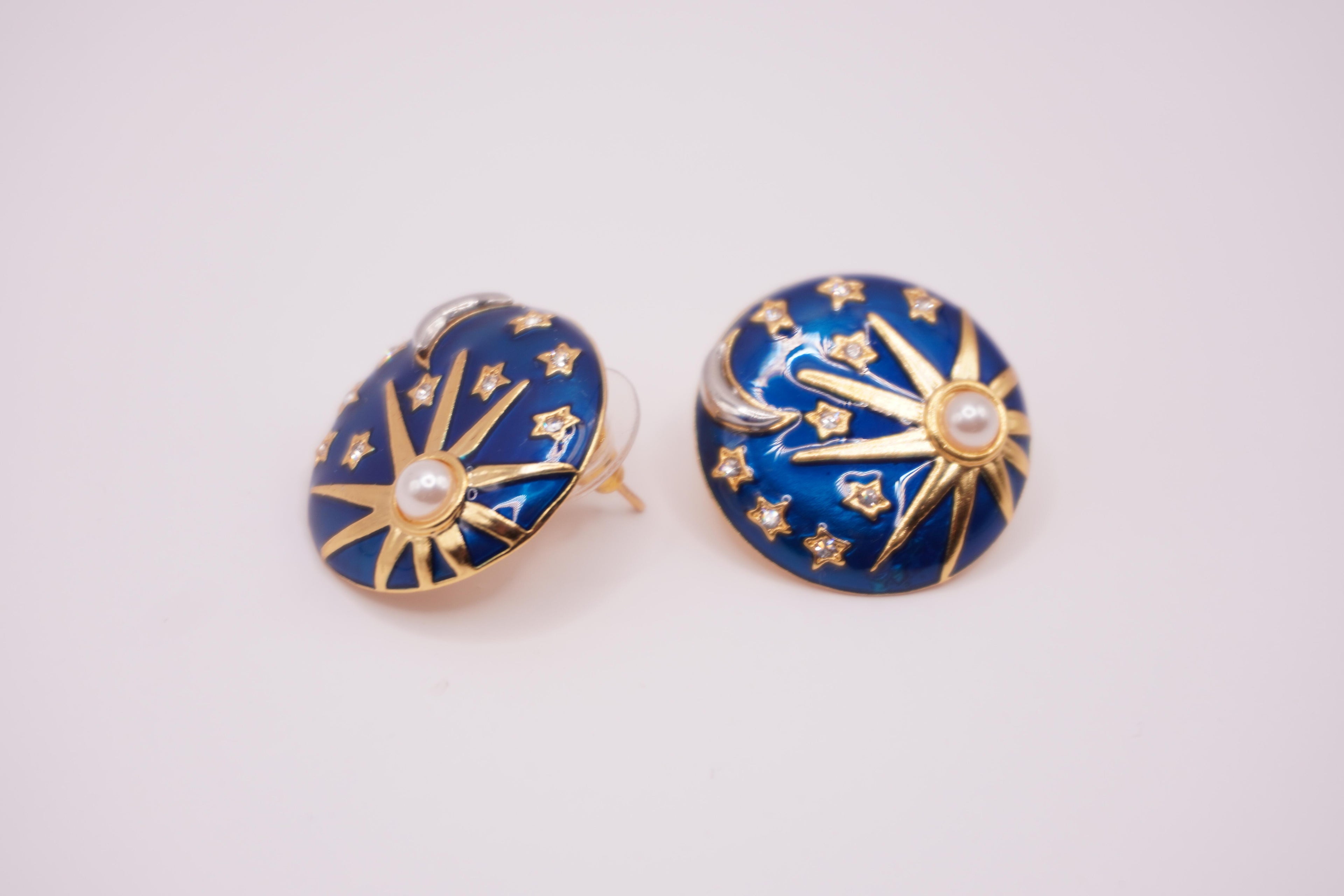 Blue starburst dome studs
