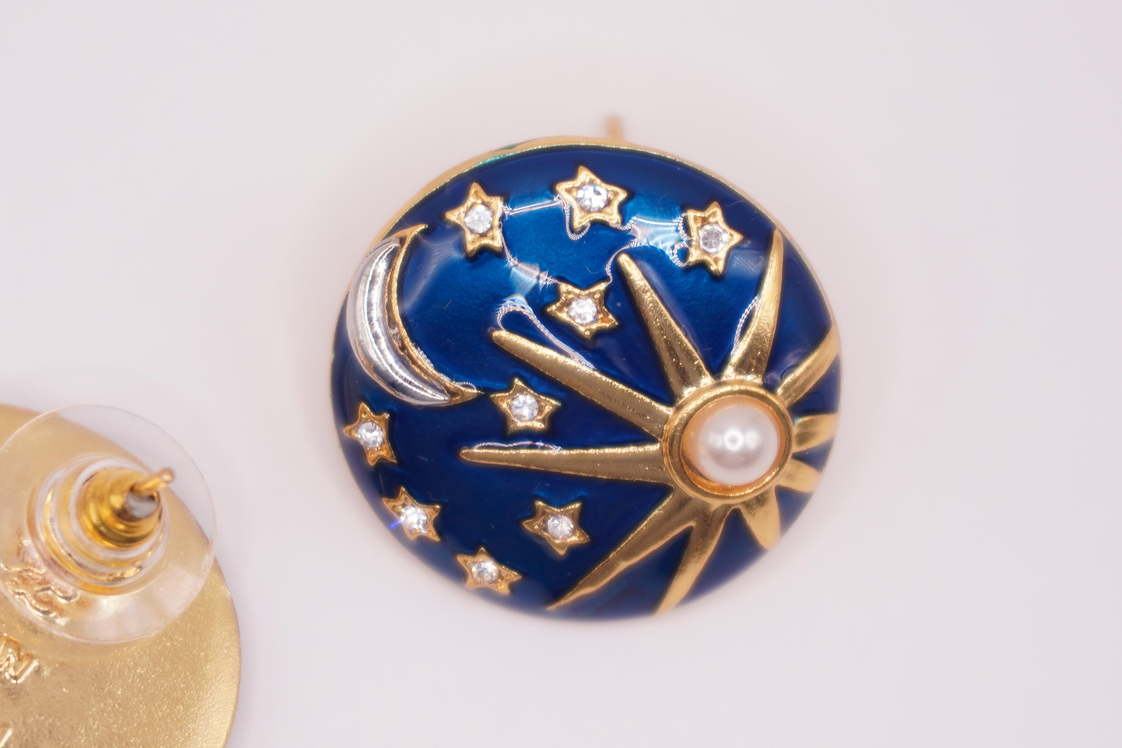 Blue starburst dome studs