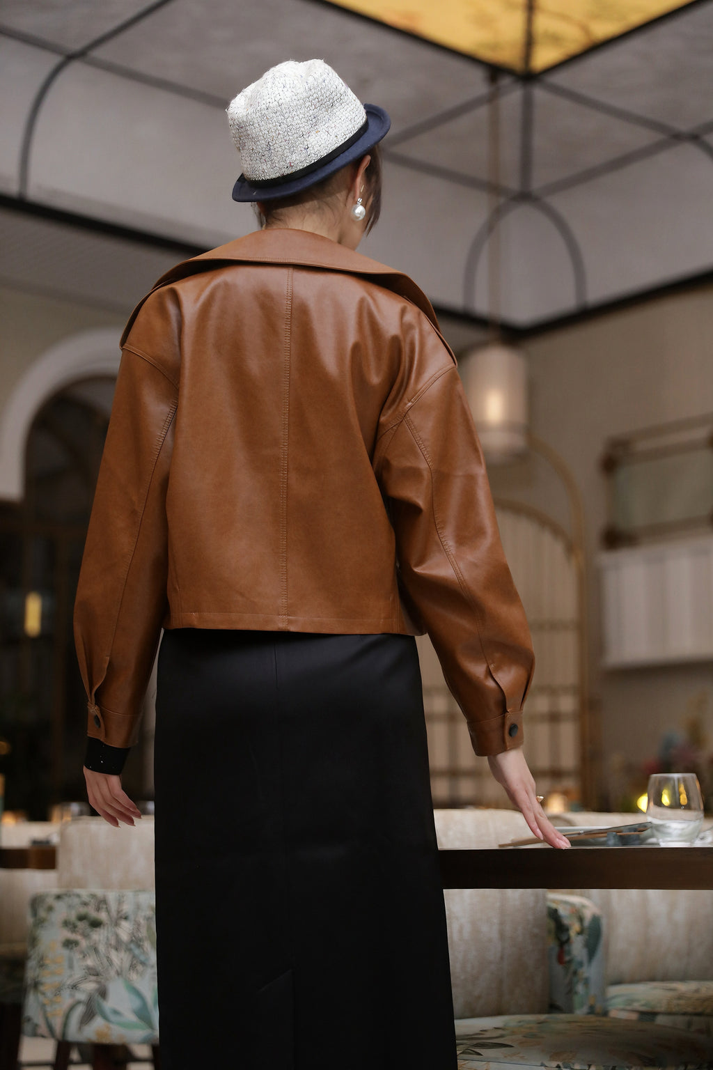 جاكيت جلدي بقصّة مصممة