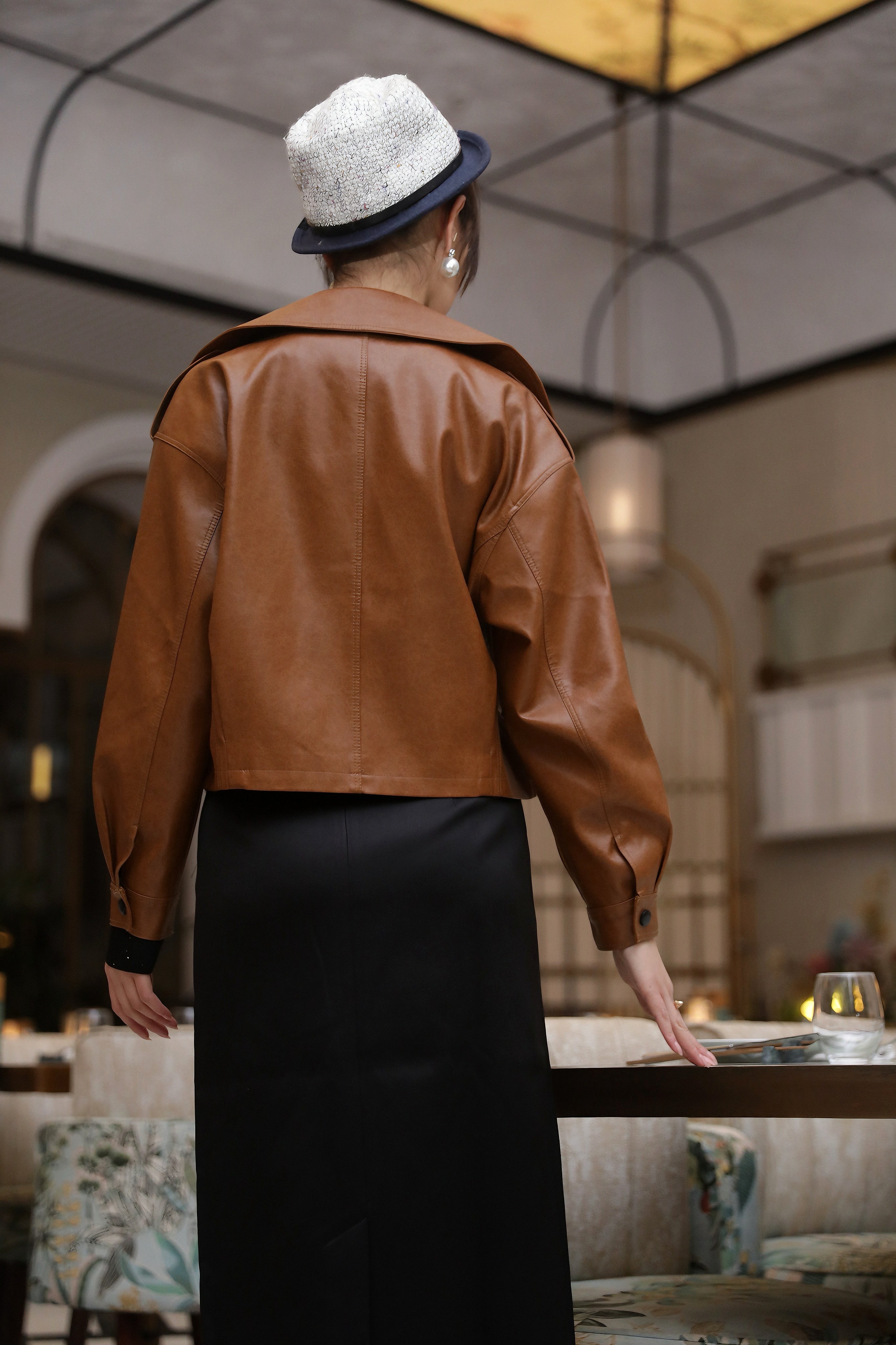 جاكيت جلدي بقصّة مصممة