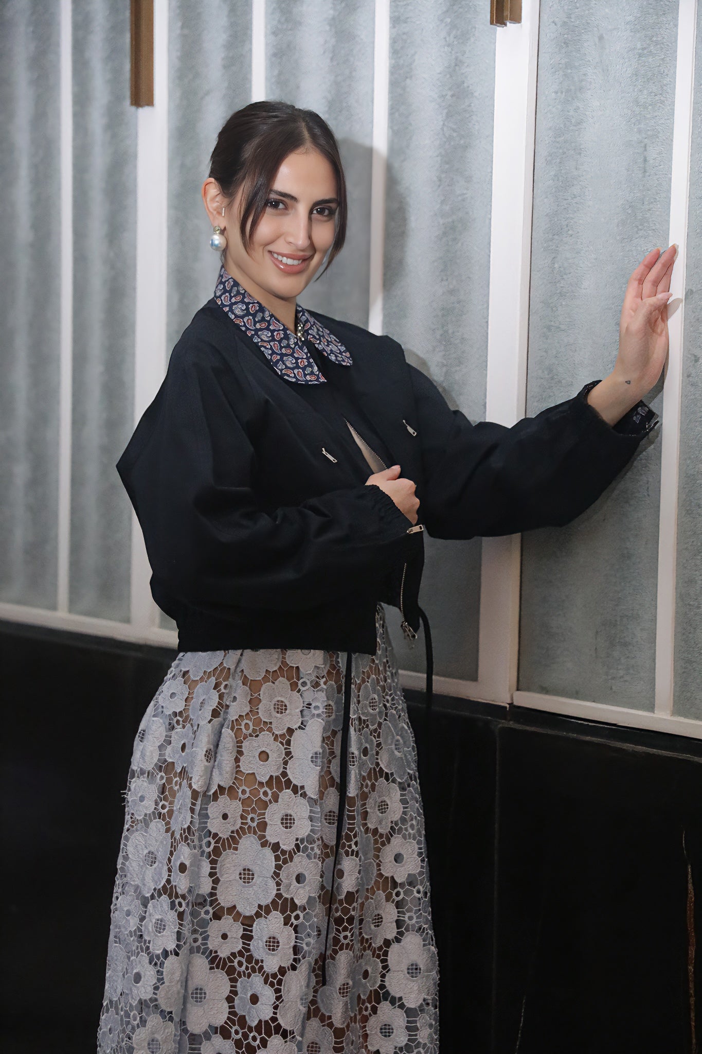 جاكيت بومبر بياقة متباينة