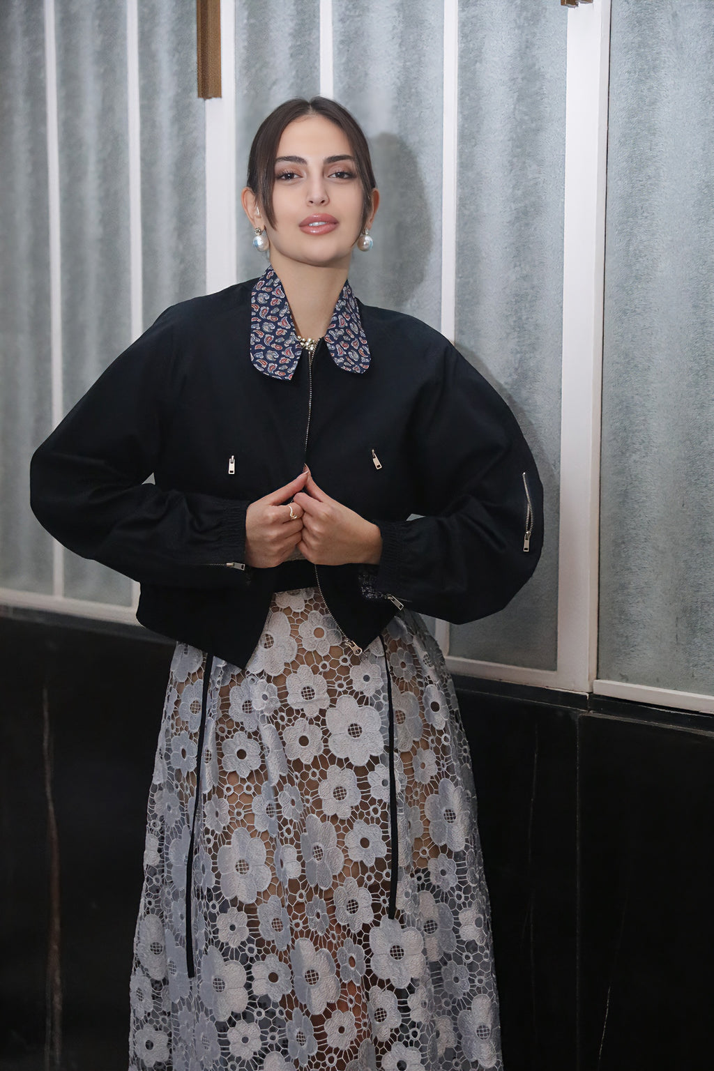 جاكيت بومبر بياقة متباينة