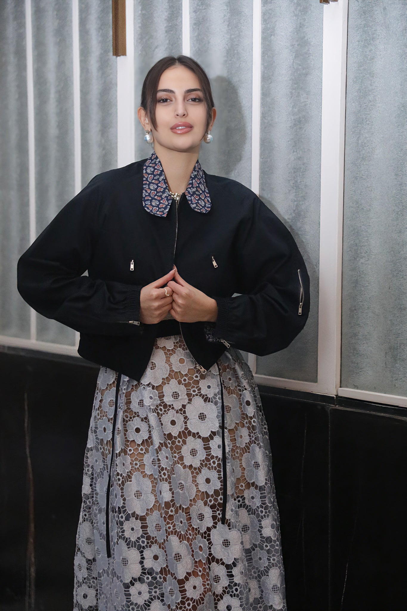 جاكيت بومبر بياقة متباينة