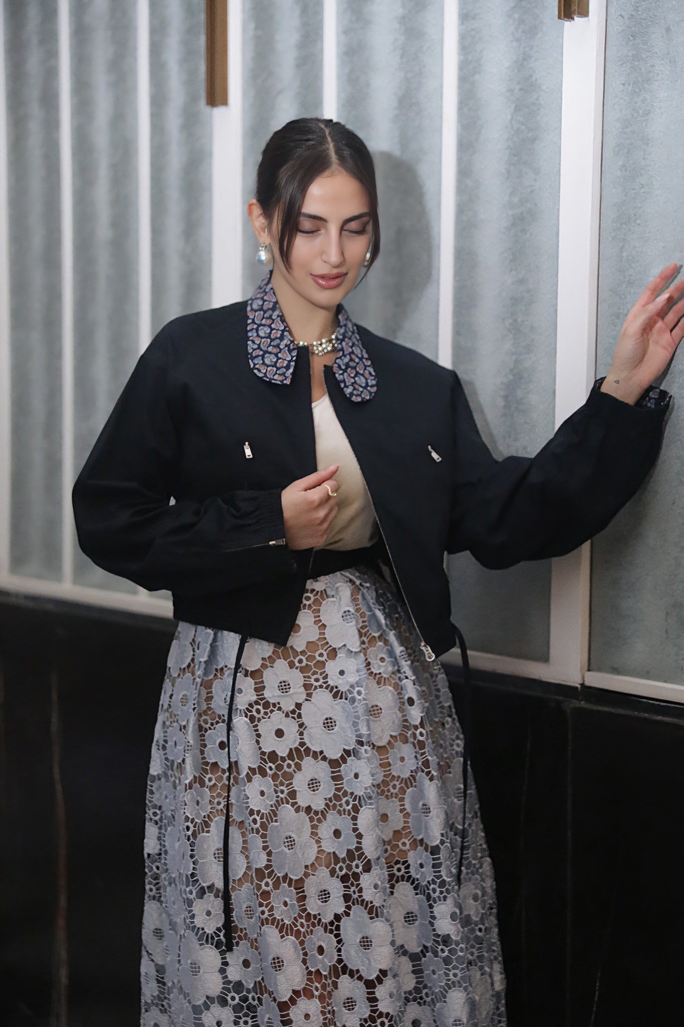 جاكيت بومبر بياقة متباينة