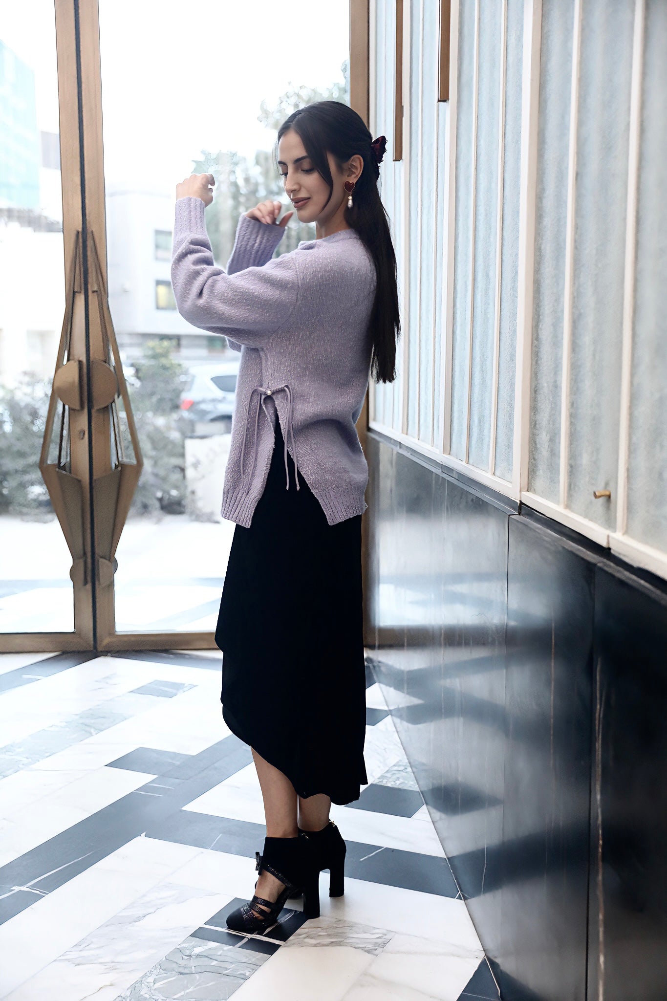 كنزة محاكة برباط حريري