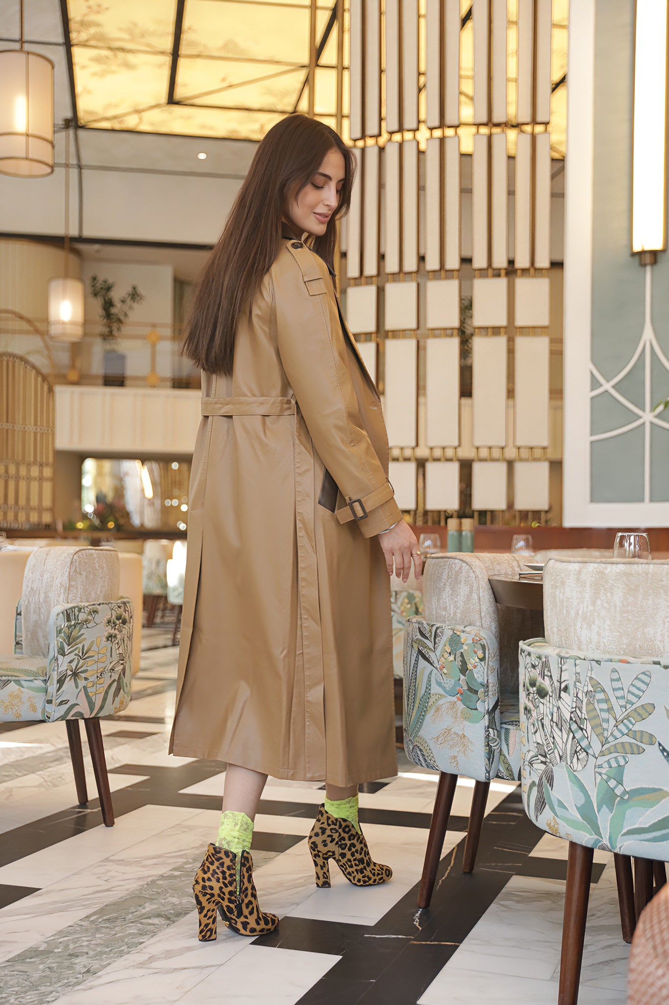 معطف ترنش جلدي بلون جملي